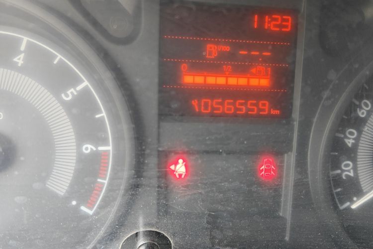 标致301 2016款 1.6L 手动舒适版中控内饰15