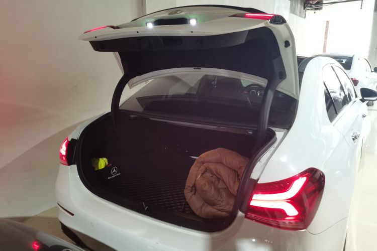 奔驰A级 2022款 改款 A 200 L 运动轿车时尚型机舱底盘23