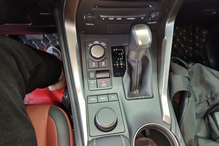 雷克萨斯NX 2016款 200 全驱 锋尚版中控内饰18