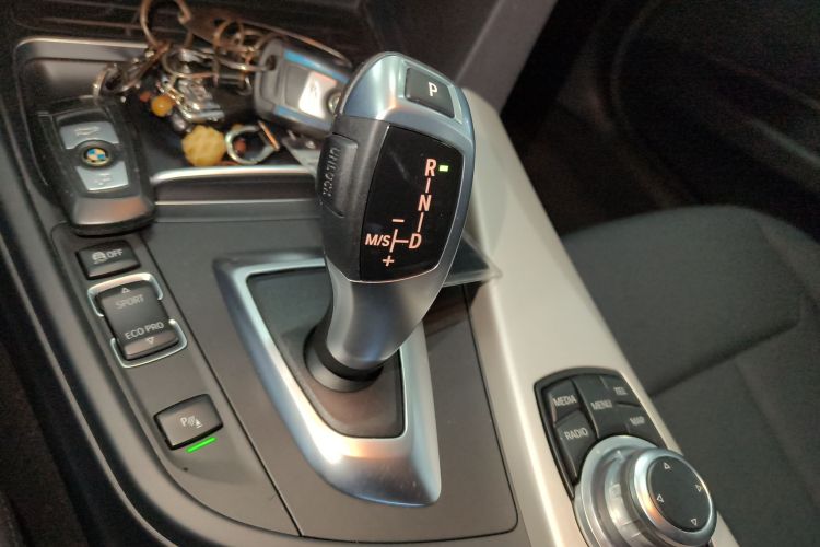 宝马3系 2016款 320i 时尚型局部细节18