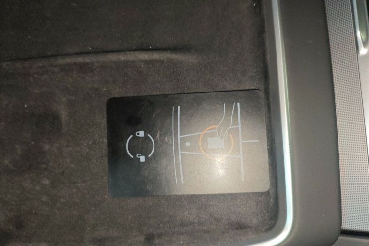 特斯拉 Model Y 2025款 长续航全轮驱动 首发版中控内饰11