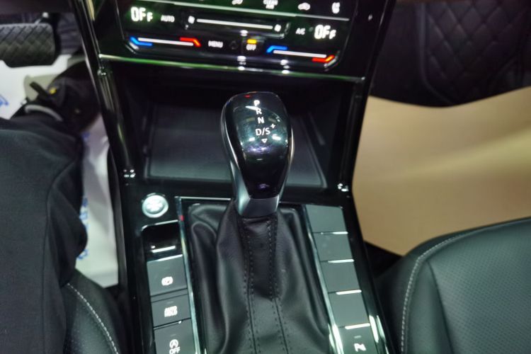 大众 帕萨特 2025款 出众款 380TSI 龙腾版中控内饰18