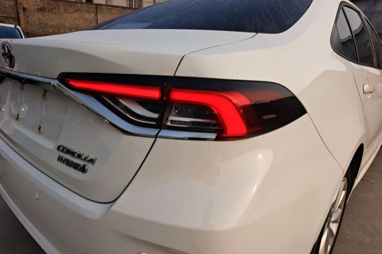 丰田 卡罗拉 2021款 双擎 1.8L E-CVT精英版车身外观9