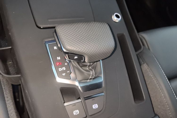 奥迪Q5L 2025款 45周年典藏版 40 TFSI 豪华动感型中控内饰18