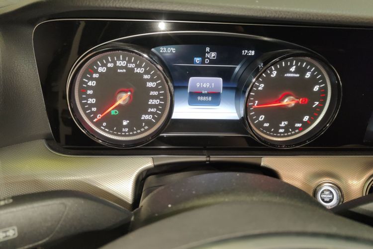 奔驰E级 2017款 E 200 运动型中控内饰14