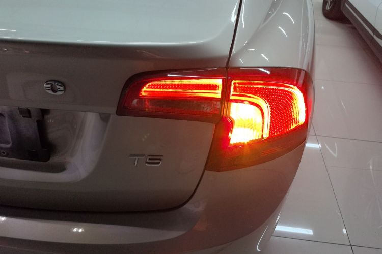 沃尔沃S60 2019款 S60L T5 智远版车身外观9