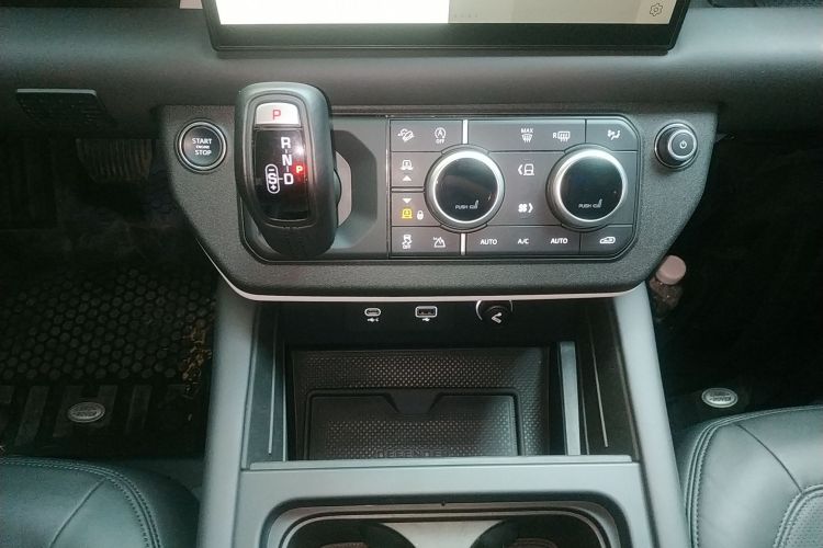 路虎卫士 2024款 110 3.0T P400 暗黑特别版局部细节18