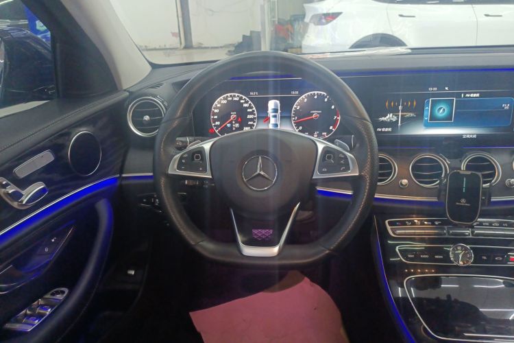 奔驰E级 2016款 E 200 L 运动型中控内饰13