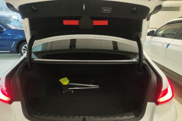 宝马3系 2025款 330Li M运动曜夜套装机舱底盘23