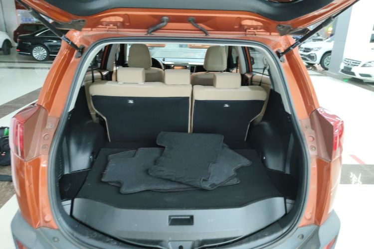 丰田 RAV4荣放 2013款 2.0L CVT四驱风尚版机舱底盘23