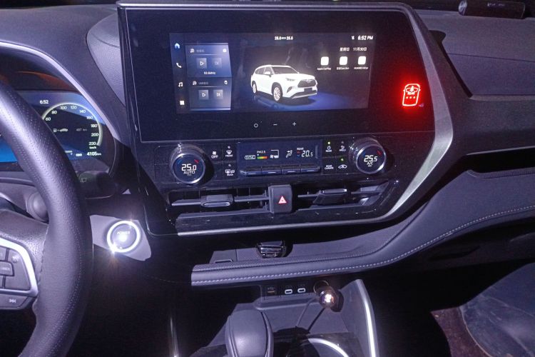 丰田 汉兰达 2024款 2.5L智能电混双擎两驱精英版 5座中控内饰16