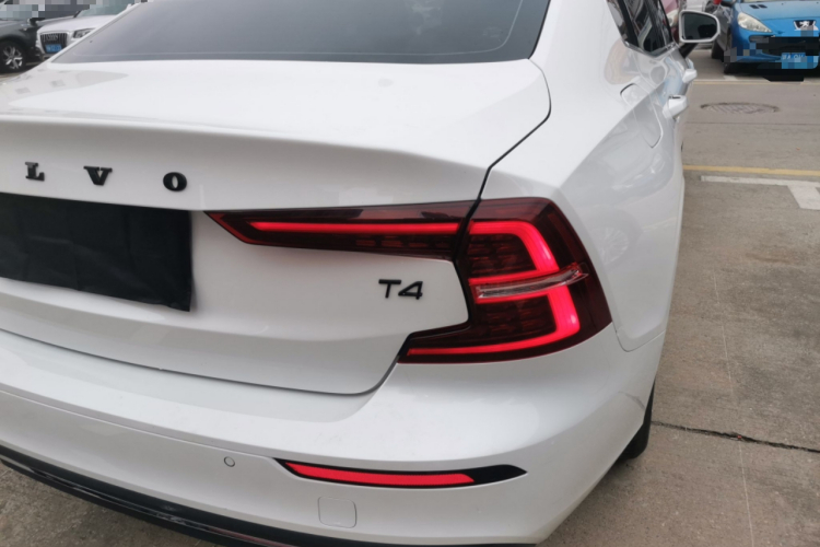 沃尔沃S60 2021款 T4 智逸豪华版车身外观9