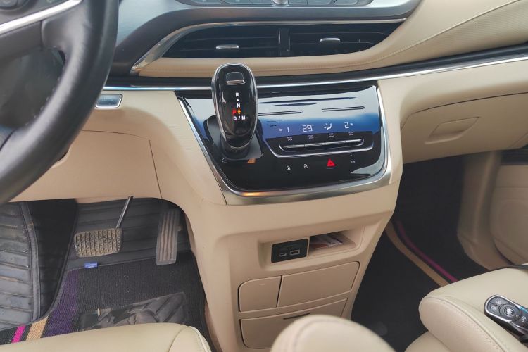 别克GL8 2023款 改款 陆上公务舱 豪华型中控内饰18