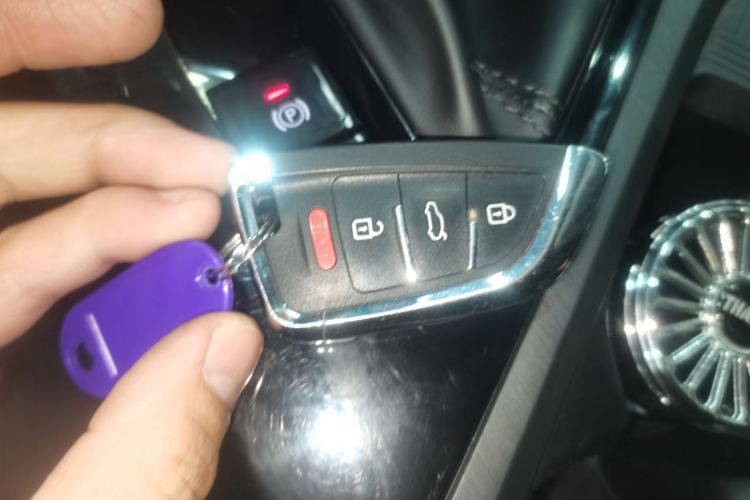 荣威i5 2021款 改款 1.5L CVT钻石版中控内饰7001