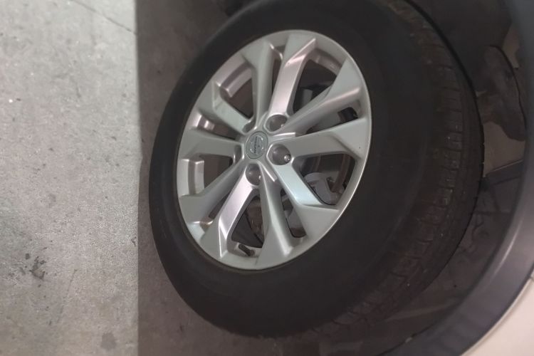 日产 奇骏 2015款 2.0L CVT舒适MAX版 2WD车身外观10