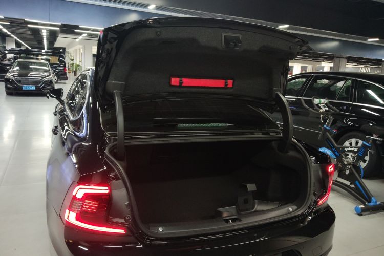 沃尔沃S90新能源 2025款 插电式混动 四驱长续航智逸豪华版机舱底盘23