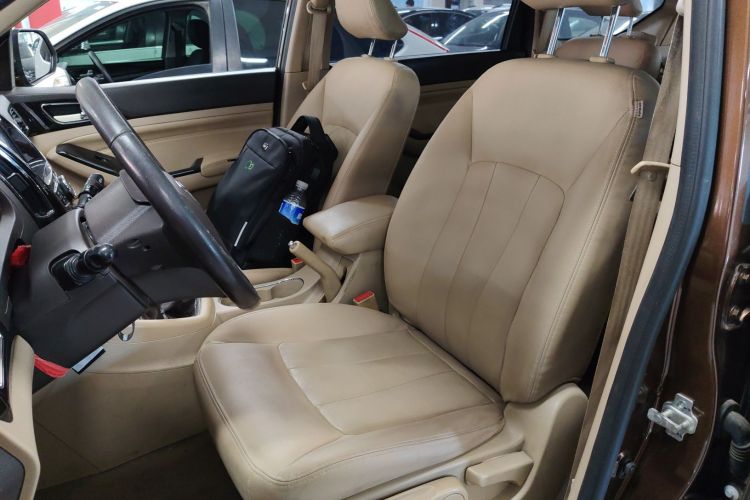 宝骏730 2014款 1.5L 手动豪华型 7座中控内饰19