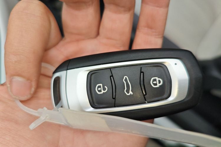 吉利银河 2025款 210km 熊猫卡丁中控内饰7001