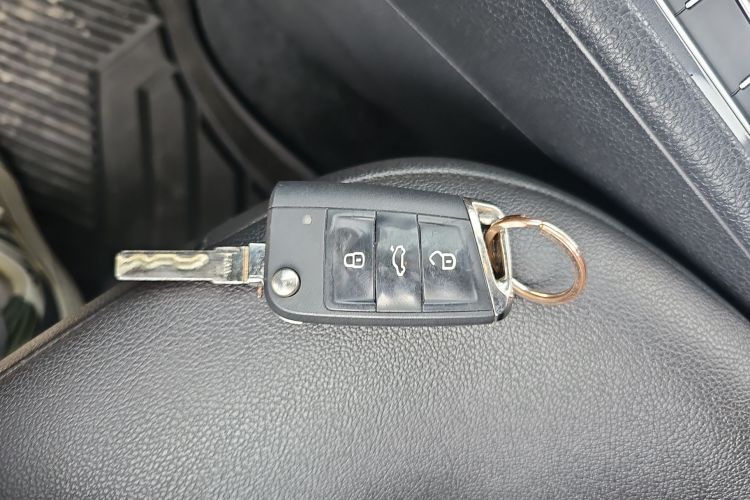 大众 高尔夫 2017款 1.6L 自动舒适百万辆纪念版中控内饰11