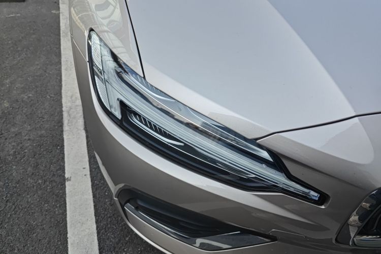 沃尔沃S60 2025款 B4 智逸豪华版车身外观8