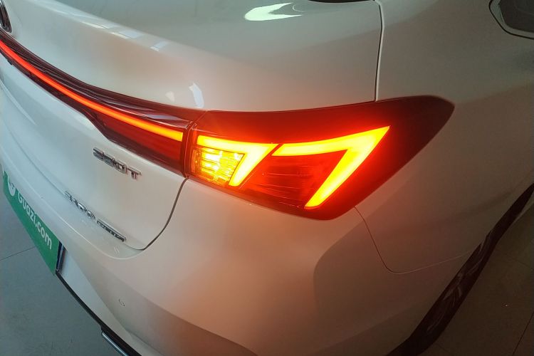 长安 逸动 2024款 PLUS 蓝鲸NE 1.4T GDI DCT高能版车身外观9