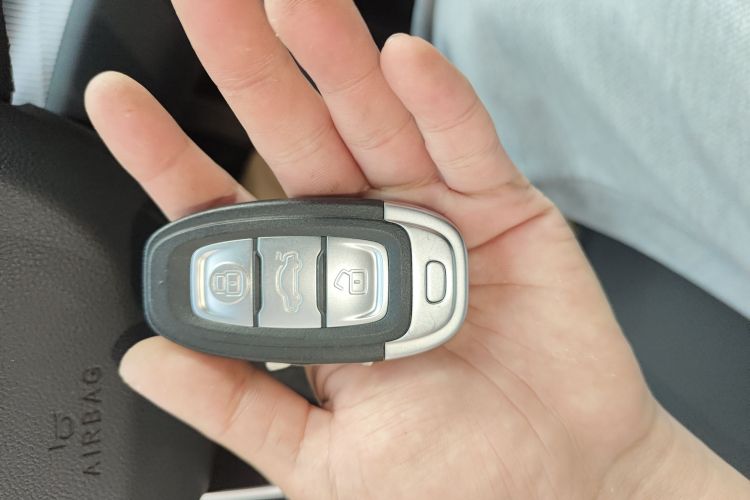 红旗E-QM5 2022款 431km 充电乐享版中控内饰11