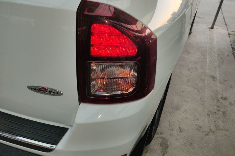 Jeep 指南者(进口) 2014款 改款 2.4L 四驱舒适版车身外观9