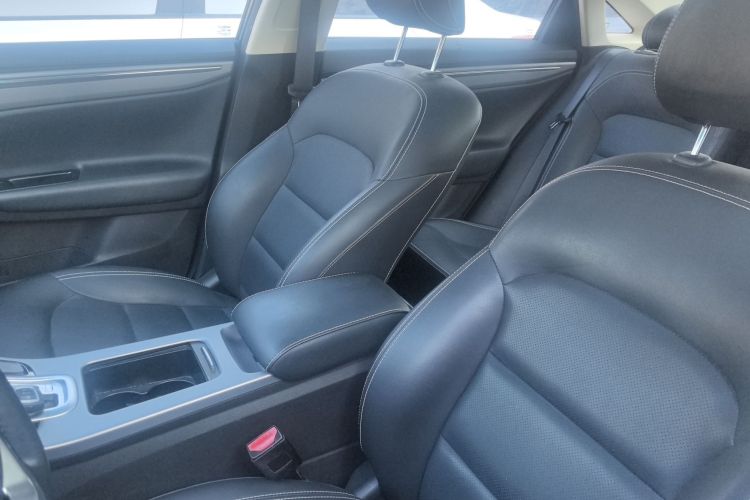 吉利汽车 帝豪GL 2018款 1.4T DCT精英智联型局部细节19