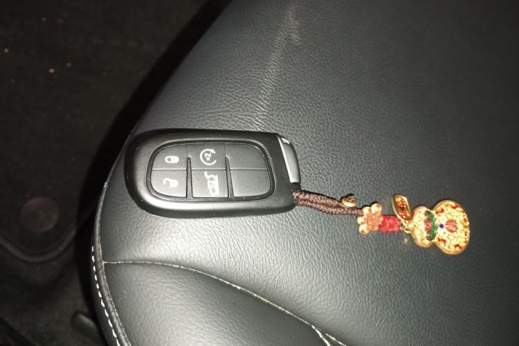 Jeep 大指挥官PHEV 2020款 2.0T 插电混动领先版中控内饰11