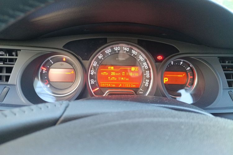 雪铁龙C5 2014款 2.0L 自动尊享型中控内饰14