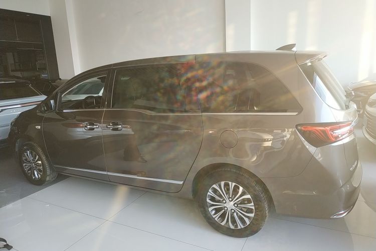 别克GL8 2022款 陆上公务舱 652T 尊贵型车身外观4