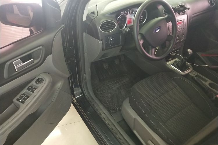 福特 福克斯 2013款 两厢经典 1.8L 手动基本型中控内饰20