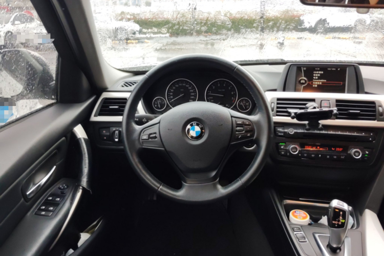 宝马3系 2014款 320i 时尚型中控内饰13