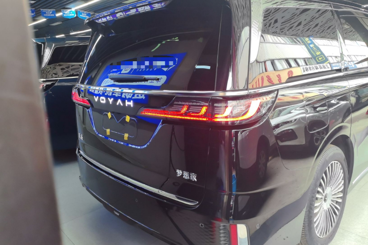 岚图汽车 岚图梦想家 2025款 PHEV 四驱尊贵鲲鹏版车身外观6