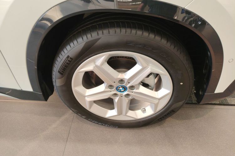 宝马iX1 2023款 eDrive25L X设计套装车身外观10