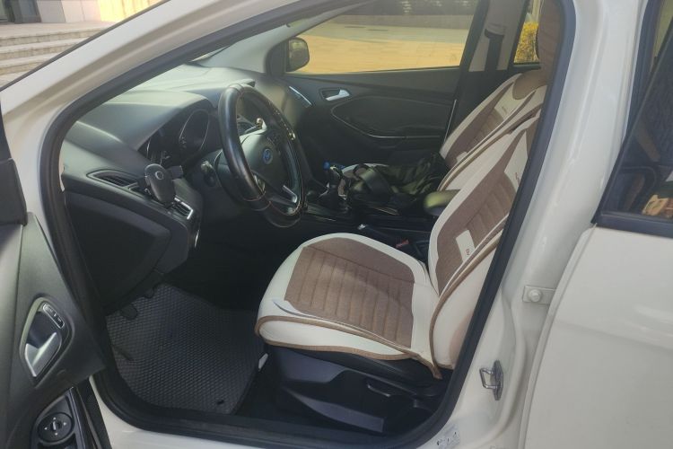 福特 福克斯 2017款 三厢 1.6L 手动风尚型智行版中控内饰19