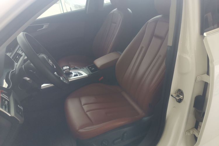 奥迪A4L 2017款 40 TFSI 进取型中控内饰19