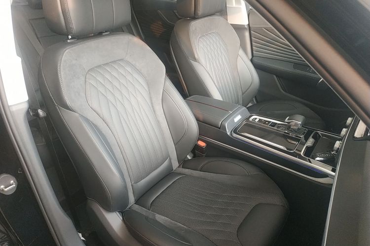 红旗HS5 2023款 2.0T 四驱旗享Pro版局部细节41