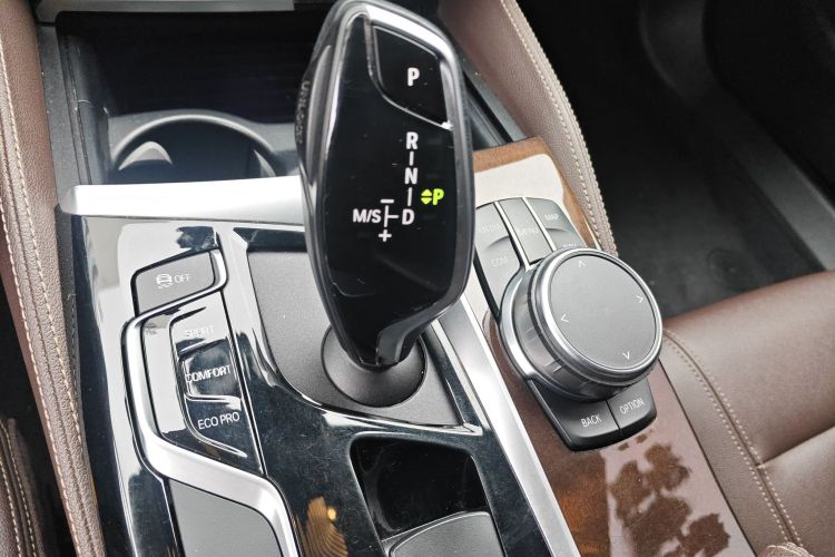 宝马5系 2019款 改款 525Li 豪华套装中控内饰18