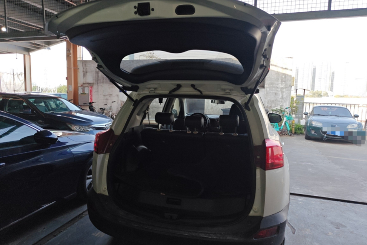 丰田 RAV4荣放 2015款 2.0L CVT两驱风尚版机舱底盘23