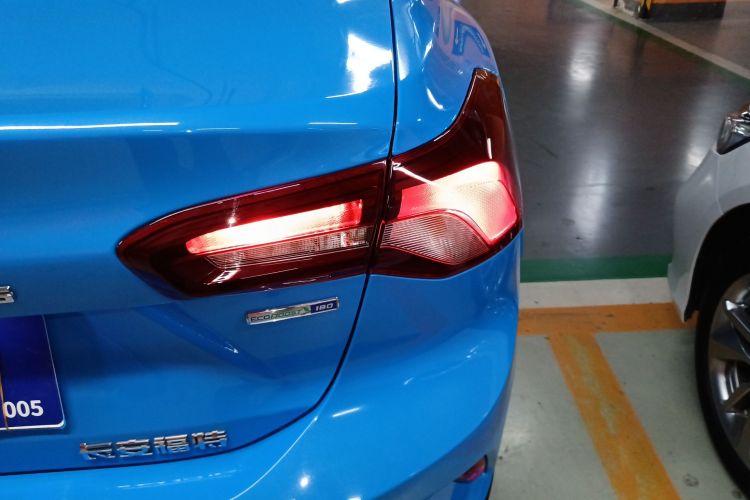 福特 福克斯 2022款 三厢 EcoBoost 180 自动竞速版车身外观9