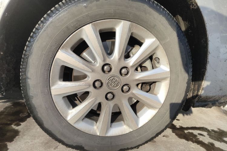 别克GL8 2011款 2.4L LT豪华商务行政版车身外观10