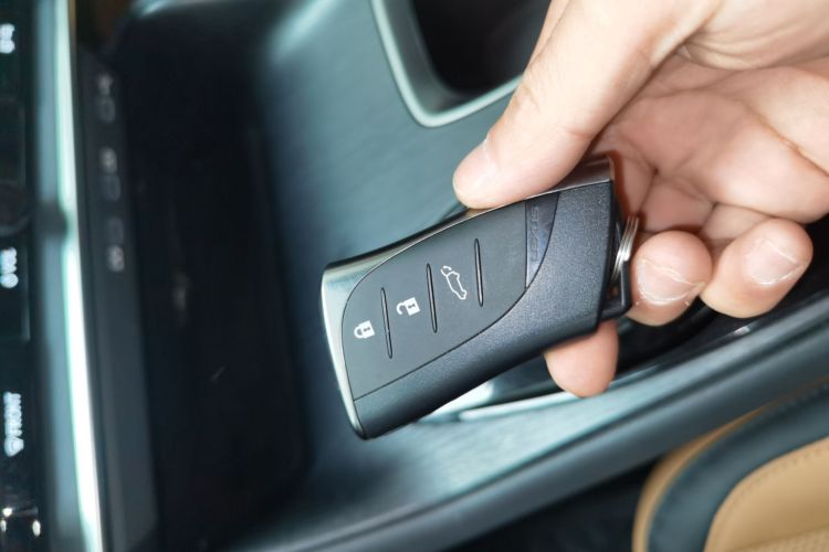 雷克萨斯RZ 2023款 450e 四驱纵享版中控内饰7001