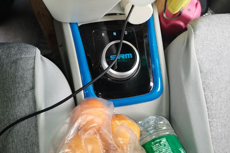 SRM鑫源 好运 2023款 标准型客车 6座中控内饰18