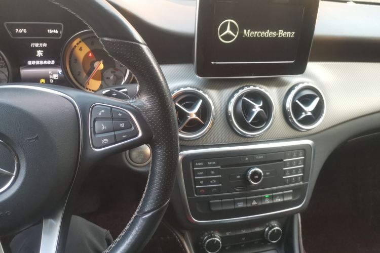 奔驰GLA 2016款 GLA 200 动感型中控内饰16