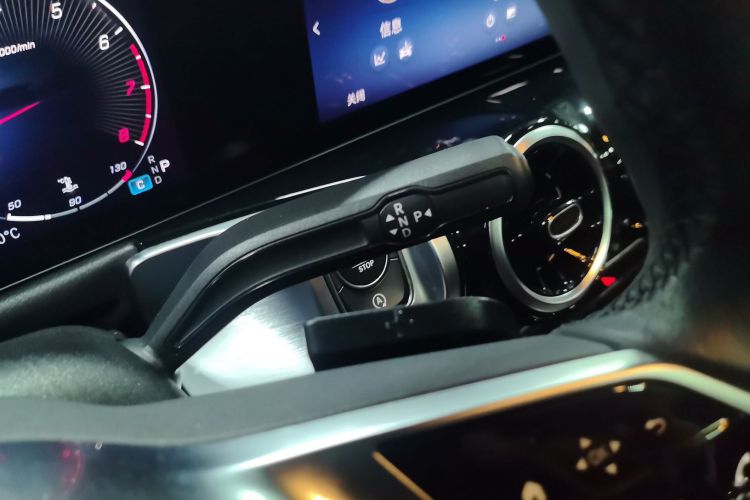 奔驰GLB 2024款 GLB 200 动感型中控内饰18