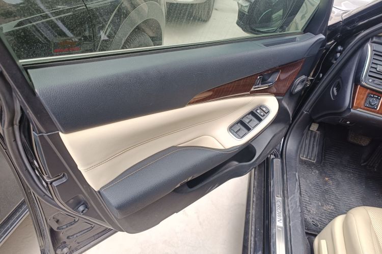 丰田 皇冠 2015款 2.5L 智享版中控内饰47