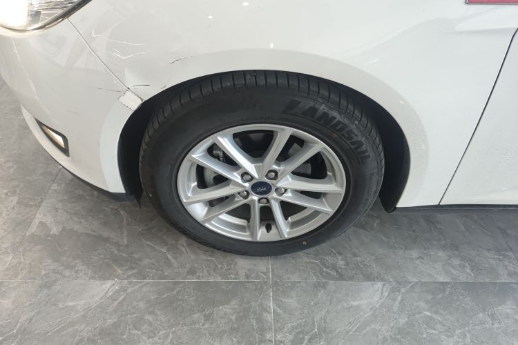 福特 福克斯 2018款 两厢经典 1.6L 自动风尚型智行版车身外观6007