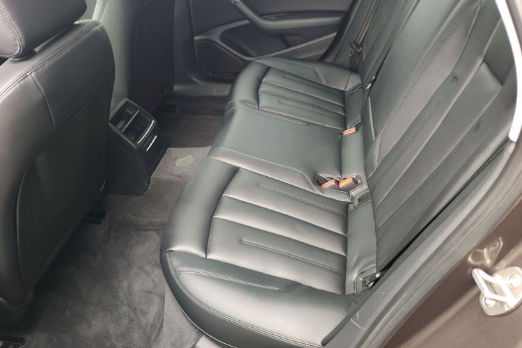 奥迪A4L 2019款 40 TFSI 进取型 国VI中控内饰7004