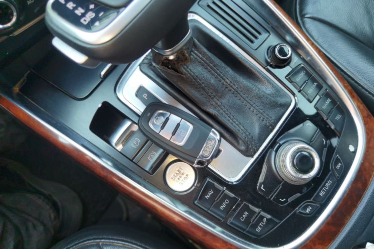 奥迪Q5 2010款 2.0TFSI 舒适型中控内饰7001